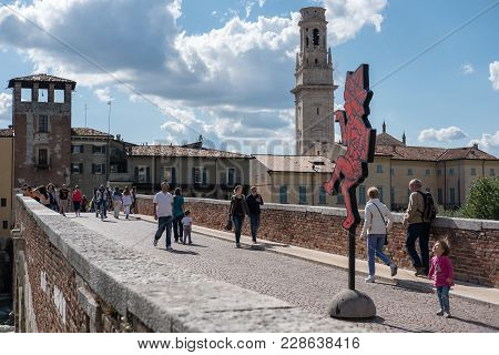 Verona, Italy - 17 September 2017: Tourists On Ponte Pietra, Once Known As The Pons Marmoreus. It Is