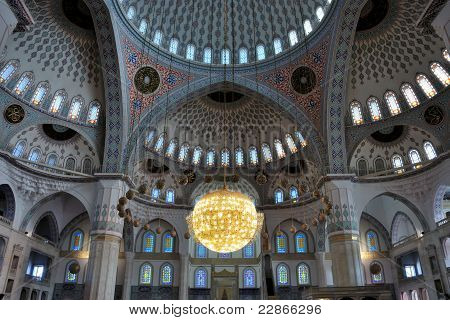 Interno della moschea con lampadario