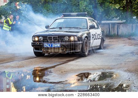 Police Car Bmw 5-series Burning Tires In Driftshow