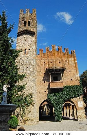 Středověká vesnice: Grazzano Visconti - věž