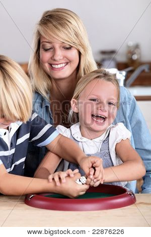 Bambini che giocano con i dadi