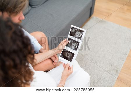 Couple looking at an ecography