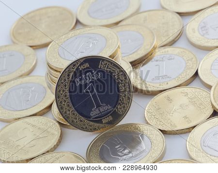 New Saudi Riyal and Halalas Coins showing King Salman