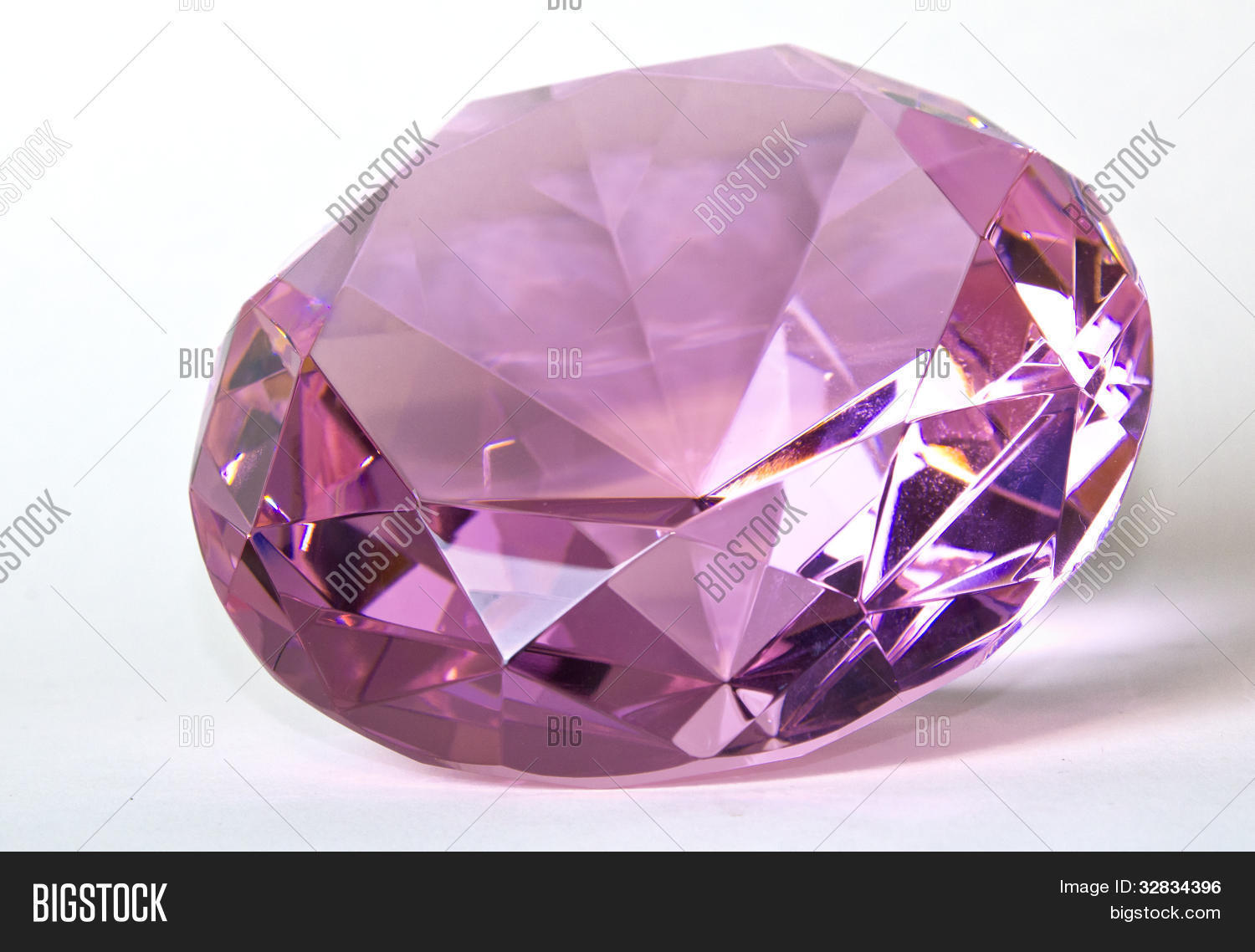 Драгоценные камни 2022. Драгоценные камни 2022. Драгоценные камни 2022. Дрезденский бриллиант. Бриллианты россыпью.