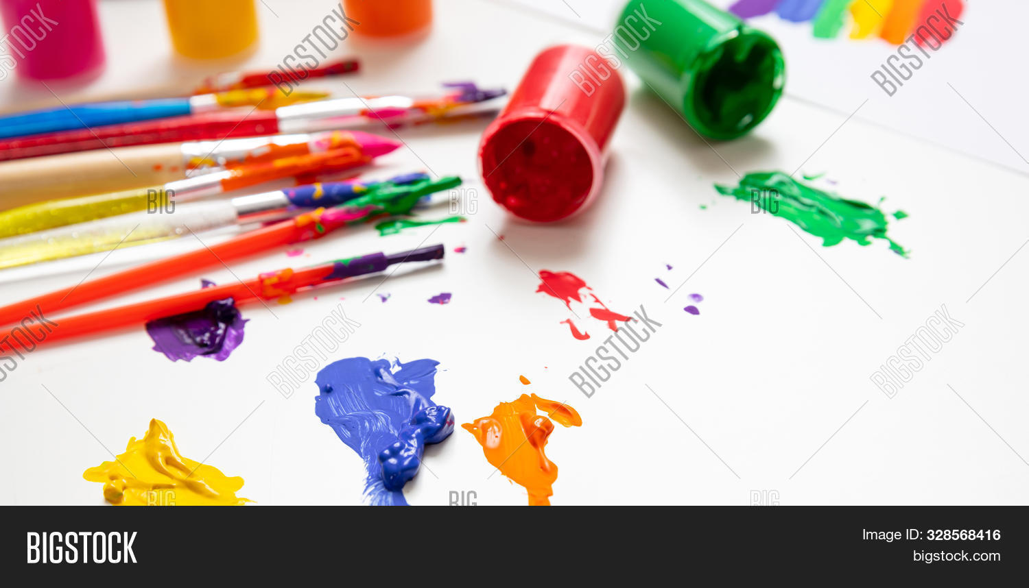 Акварельные краски для школьников. Разноцветный фон красками. Акварельный фон радуга. Рисование для детей красками. Пальцы в краске.