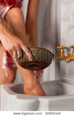 Wellness - žena dělá studenou praskne a vodoléčba