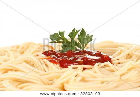 Italské špagety vařené v bílé plotně na bílém pozadí detail