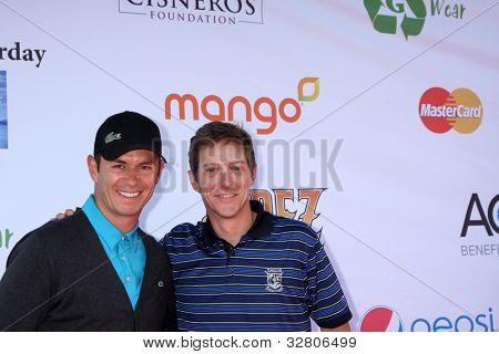 LOS ANGELES - 7. maj: Greg Ellis, Kevin Rahm ankommer til den femte årlige George Lopez Celebrity Golf C
