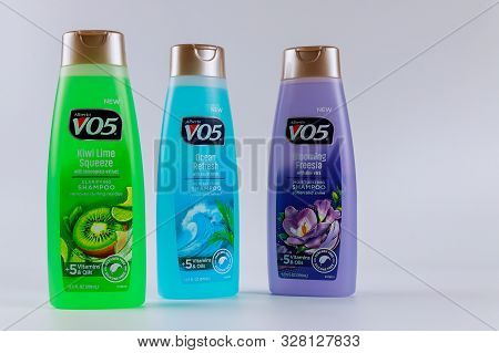 October 14 2019 Ny Usa: Vo5 Brand Shampoo Mix Shampoo Ocean Refresh, Bloomining Freesia, Kiwi Lime S