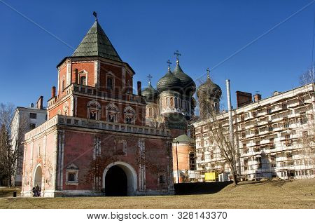 Moscow, Russia - March 15, 2015: The Estate Of The Romanovs In Izmailovo Recreation Park And Manor, 