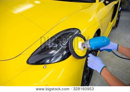 Big Headlight Cleaning With Power Buffer Machine At Service Station ,before Cleaning