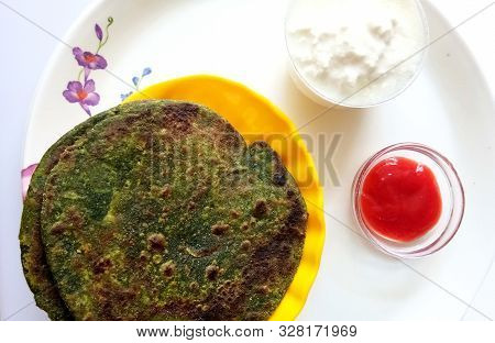 Spinach Paratha Flatbread Indian Cuisine Served With Traditional Punjabi Dahi And Chutney