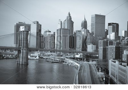New York City, Brooklyn Bridge i solopgang med Lower Manhattan baggrund - Split tonet