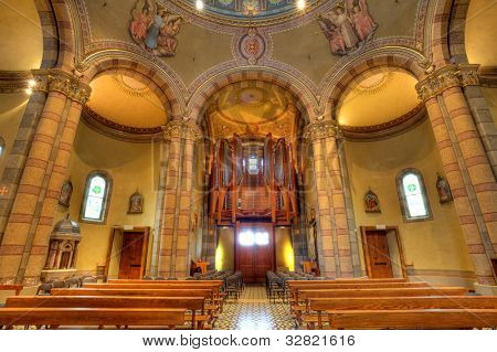 Görünüm pews ve boru organ Madonna Moretta Katolik Kilisesi Alba, Kuzey İtalya içinde.