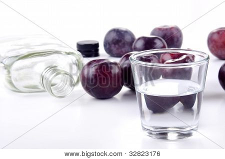 Blomme Brandy i et glas og friske blommer