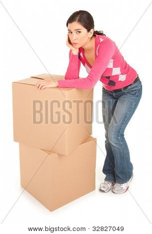 müde Woman leaning on Karton