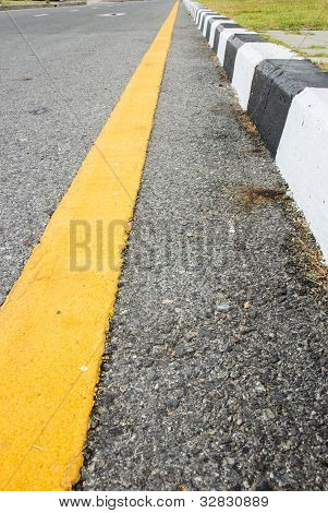 Keltainen viiva Streetillä ja vaellusreitti