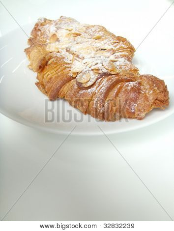 Lähikuva yksi mantelit croissant valkoinen lautasen