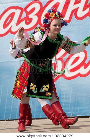 Pige i nationaldragt russiske
