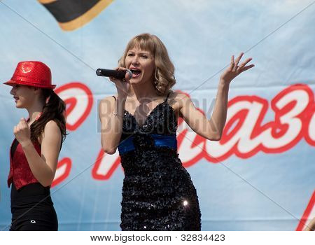 Veronika Dirakova sang