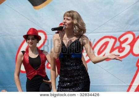 Veronika Dirakova sang
