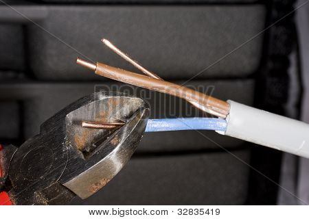 Skære kobber kabel.