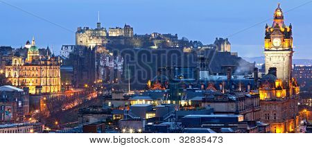 Edinburgh városkép és vár Calton Hill Scotland UK alkonyatkor