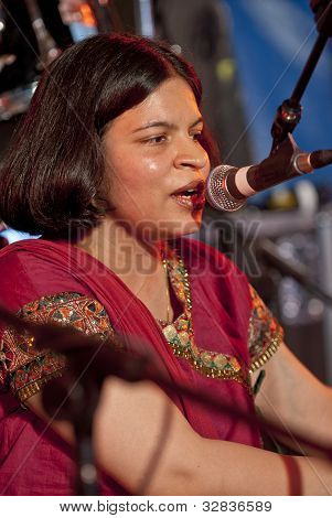 Pooja Angra zpěvu na festivalu respekt Exeter.