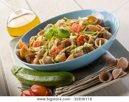  wheatmeal orecchiette met segment julienne courgettes en verse tomaten