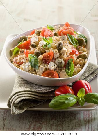 insalata di riso vegetariano con tofu e riso