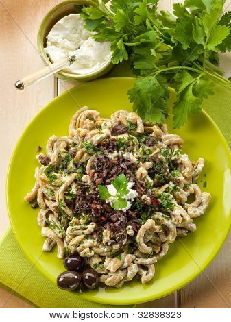 pasta casarecci met ricotta en zwarte olijven, gezonde voeding