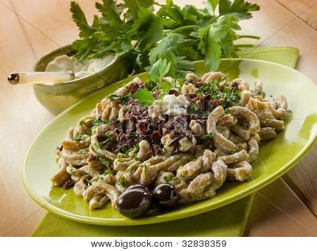pasta casarecci met ricotta en zwarte olijven, gezonde voeding