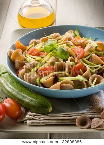  wheatmeal orecchiette met segment julienne courgettes en verse tomaten