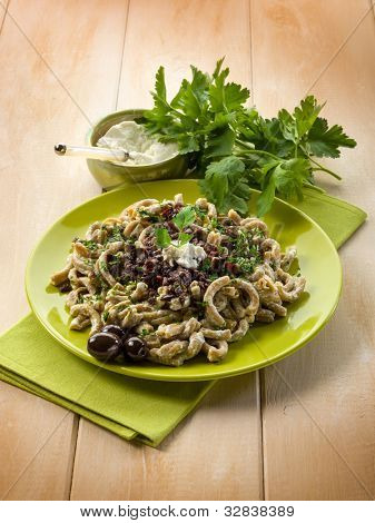 pasta casarecci met ricotta en zwarte olijven, gezonde voeding