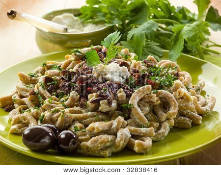 pasta casarecci met ricotta en zwarte olijven, gezonde voeding
