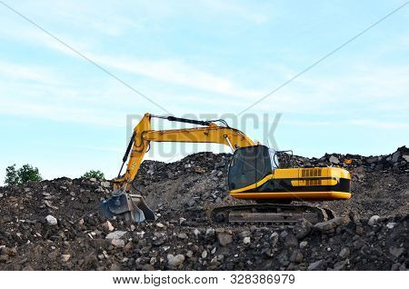 Excavator With Crusher Bucket For Crushing Concrete. Construction Waste Recycling For Construction M