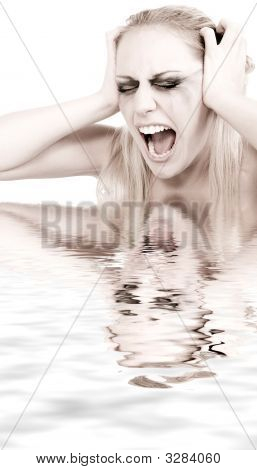 Ritratto in studio di una giovane donna bionda In preda alla disperazione