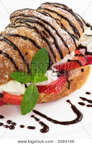 Krem ve taze çilek ile doldurulmuş Croissant, yakın çekim