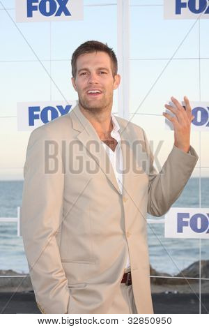 ลอสแองเจลิส - 5 aug: Geoff Stults เดินทางมาที่พรรค Gladstones FOX TCA ฤดูร้อน 2011 ในเดือนสิงหาคม