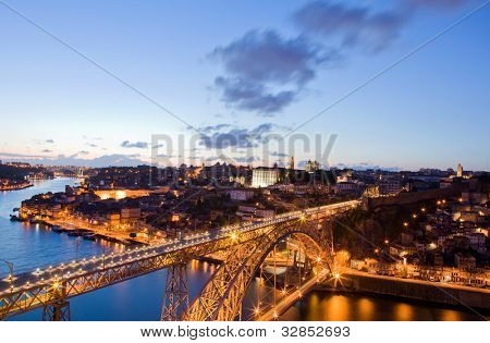 Dom Luis Bridge v noci osvětlené. Porto, Portugalsko západní Evropa