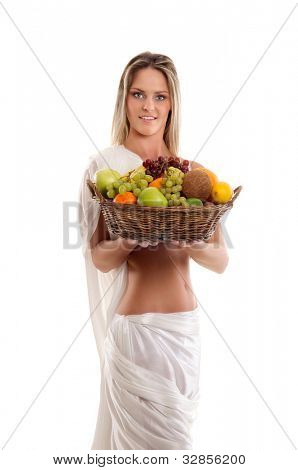 Donna attraente con un cesto pieno di frutta