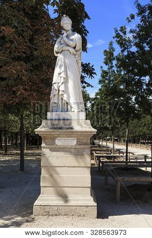Paris, France - August 30, 2019: This Is A Monument To The Queen Of Navarre Margarita Of Angouleme I