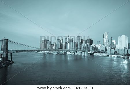 New York City, Brooklyn Bridge med Lower Manhattan baggrund - Split tonet