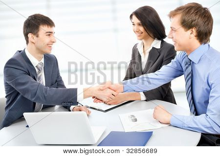 Empresarios estrecharme la mano, terminando una reunión