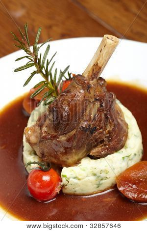 Codillo asado de cerdo con salsa