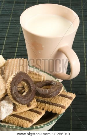 Kubek mleka i czekoladowe ciasteczka