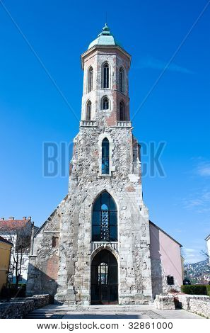 la torre della Chiesa della Mary Magdalene nel castello distric di Budapest