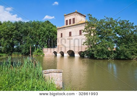 Abate věž. Mesola. Emilia-Romagna. Itálie.