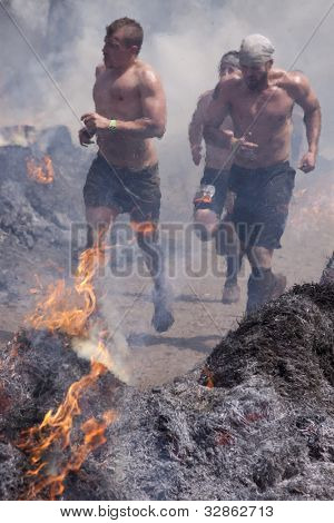 포 코노 매너, 펜 실바 니 아-4 월 28: 남자의 그룹 A에 힘든 Mudder에서 화재 워커 장애물을 통해 실행