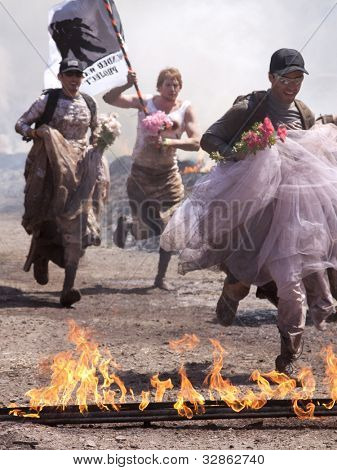 포 코노 매너, 펜 실바 니 아-4 월 28: 남자의 그룹 A에 힘든 Mudder에서 화재 워커 장애물을 통해 실행